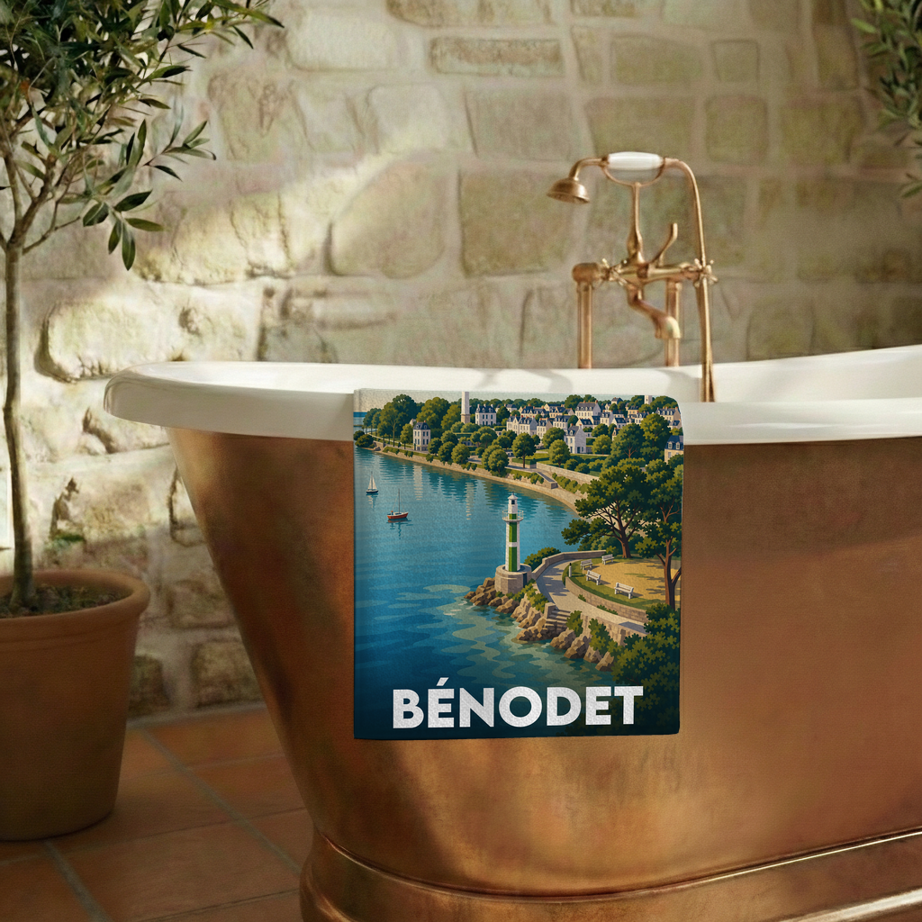 Serviette de bain souvenir de la ville de Bénodet avec une illustration stylisée.