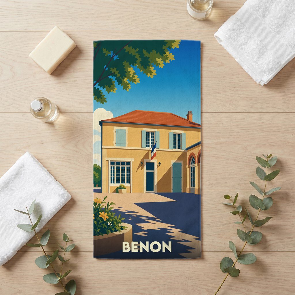 Serviette de bain souvenir de la ville de Benon avec une illustration stylisée d'une maison de village.