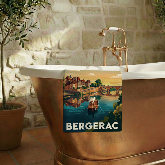Serviette de bain souvenir de la ville de Bergerac avec une illustration stylisée.