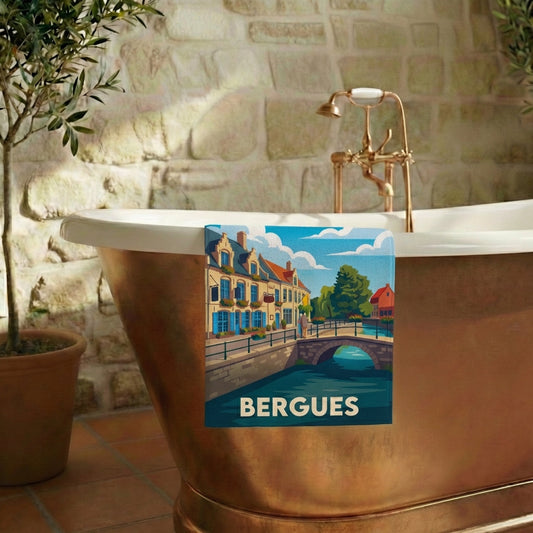 Serviette de bain souvenir de la ville de Bergues avec une illustration stylisée de son canal et de son architecture flamande.