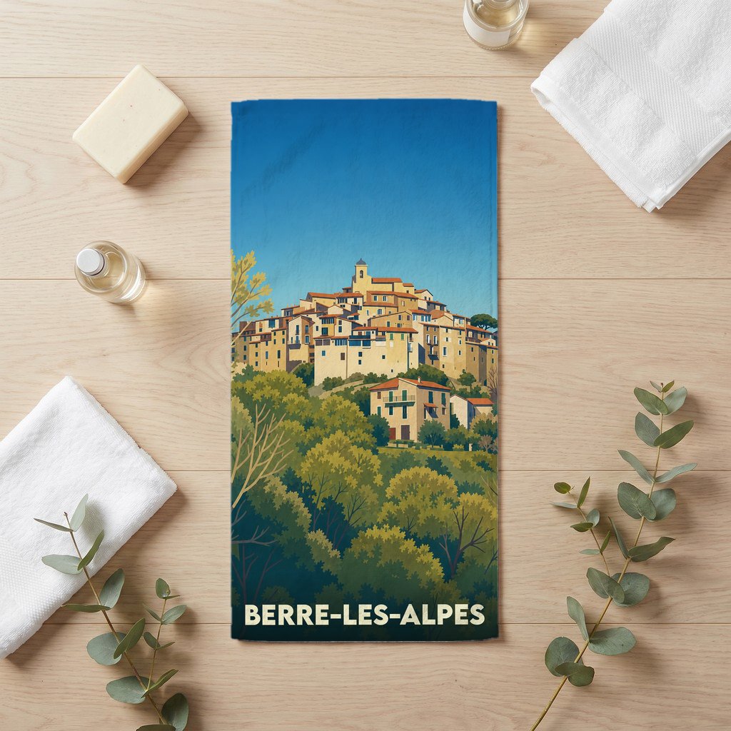 Serviette de bain souvenir de Berre-les-Alpes avec une illustration stylisée d'un village perché.