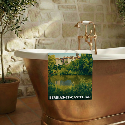 Serviette de bain souvenir de la ville de Berrias-et-Casteljau avec une illustration stylisée de paysage.