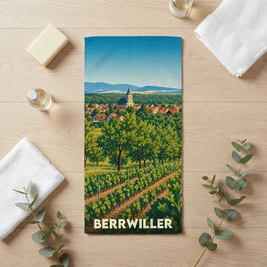 Serviette de bain souvenir de la ville de Berrwiller illustrée d'un paysage de vignobles et de son église.