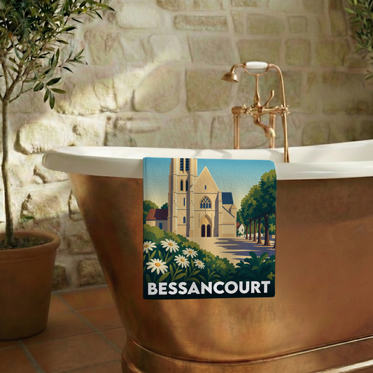 Serviette de bain souvenir de la ville de Bessancourt avec une illustration stylisée de son église.