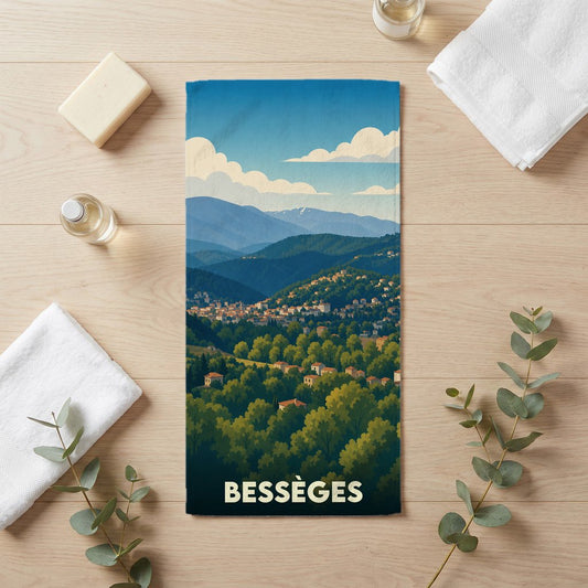 Serviette de bain souvenir de la ville de Bessèges avec une illustration de paysages montagneux.