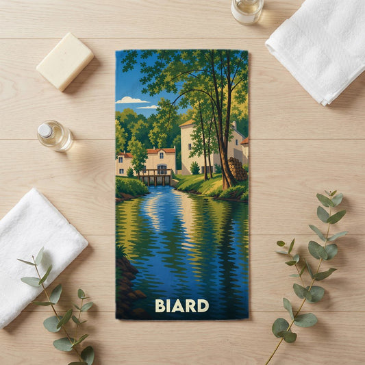Serviette de bain souvenir de la ville de Biard avec une illustration stylisée d'un paysage de rivière et de maisons.