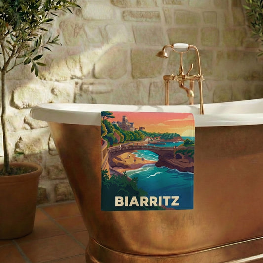 Serviette de bain souvenir de la ville de Biarritz avec une illustration stylisée de son bord de mer.