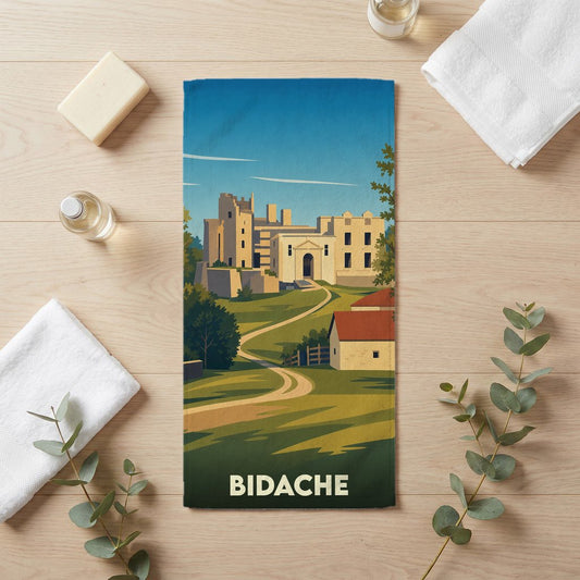 Serviette de bain souvenir de la ville de Bidache avec une illustration stylisée de son château.