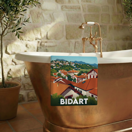 Serviette de bain souvenir de la ville de Bidart avec une illustration stylisée.