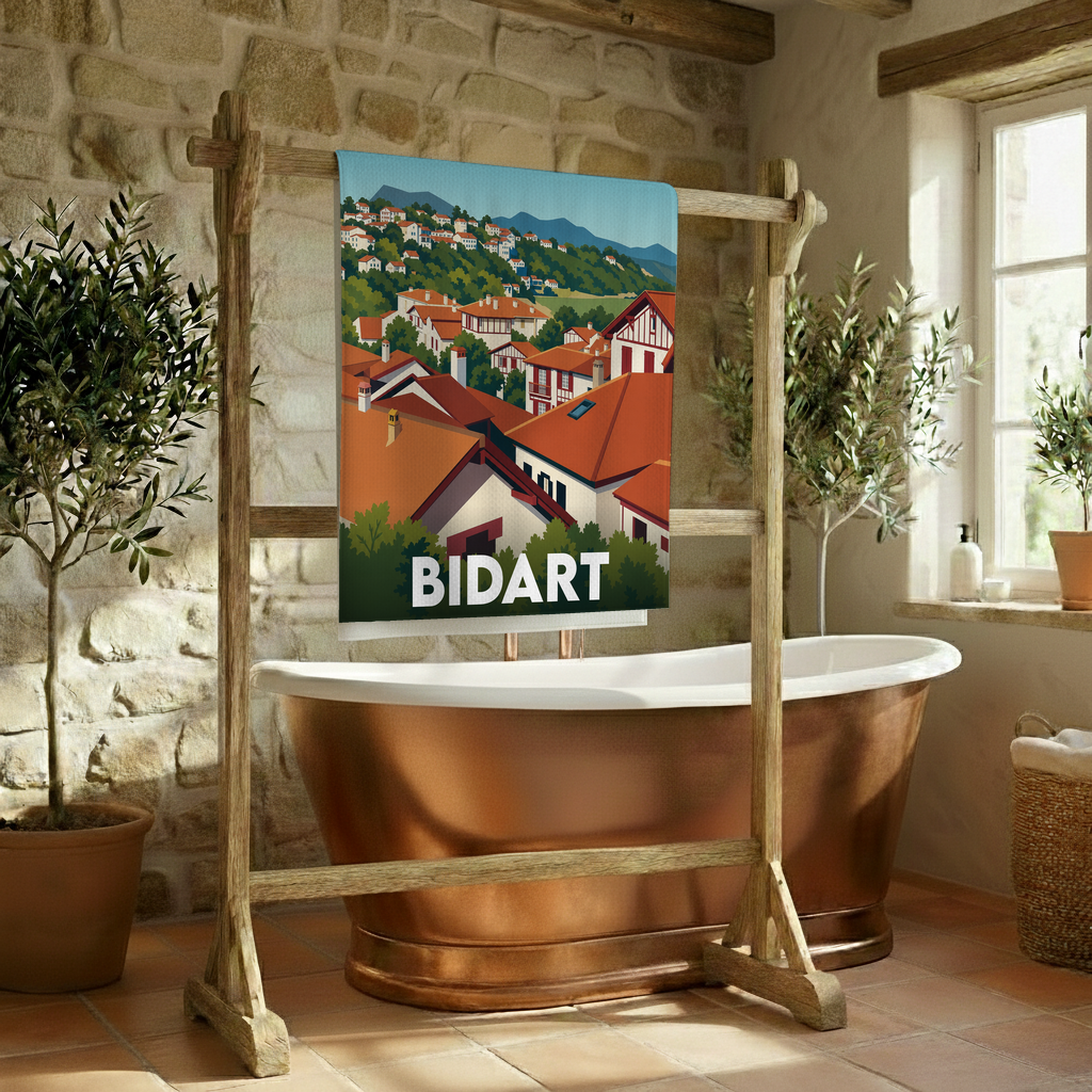 Serviette de bain souvenir de la ville de Bidart avec une illustration stylisée de ses maisons traditionnelles.