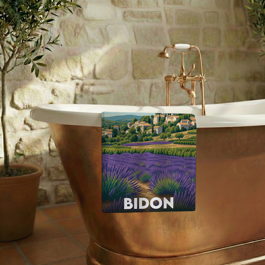 Serviette de bain souvenir de la ville de Bidon avec une illustration stylisée de paysages provençaux.