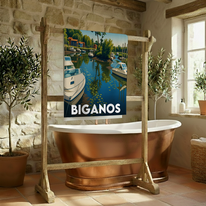 Serviette de bain souvenir de la ville de Biganos avec une illustration stylisée de son port et de bateaux.