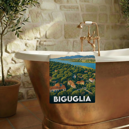 Serviette de bain souvenir de la ville de Biguglia avec une illustration stylisée.