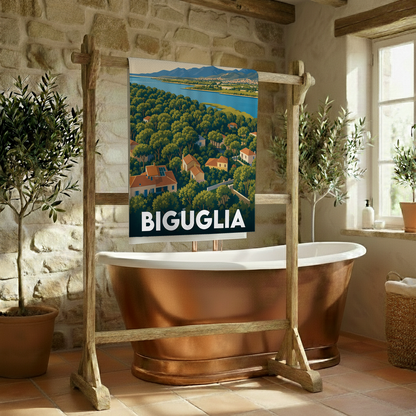 Serviette de bain souvenir de la ville de Biguglia avec une illustration stylisée de son paysage littoral.