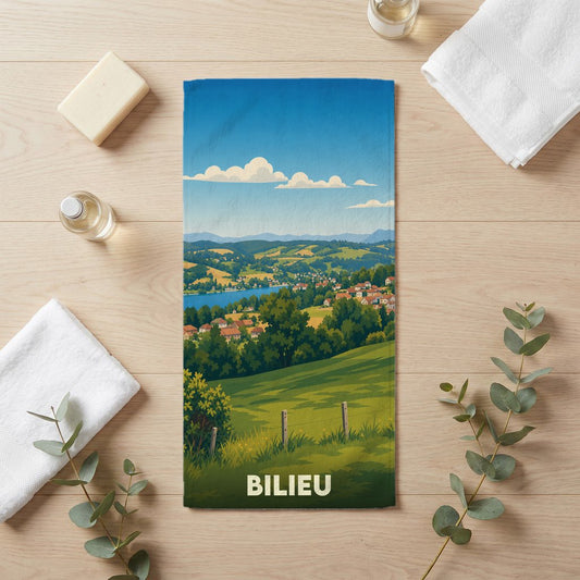 Serviette de bain souvenir de la ville de Bilieu avec une illustration stylisée de son paysage verdoyant et de son lac.