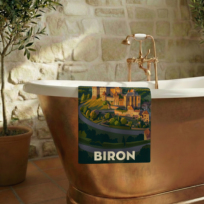 Serviette de bain souvenir de la ville de Biron avec une illustration stylisée.