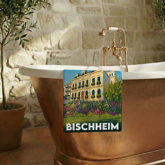 Serviette de bain souvenir de la ville de Bischheim avec une illustration stylisée.