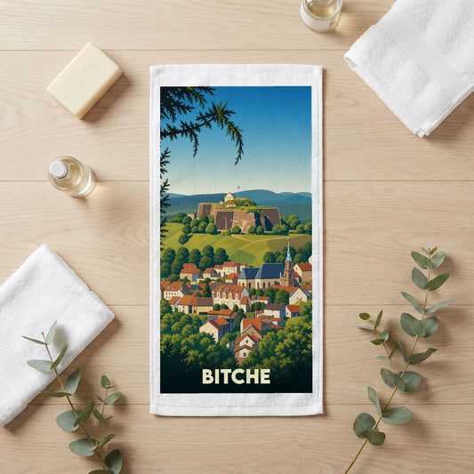 Serviette de bain souvenir de la ville de Bitche avec une illustration stylisée de sa citadelle.