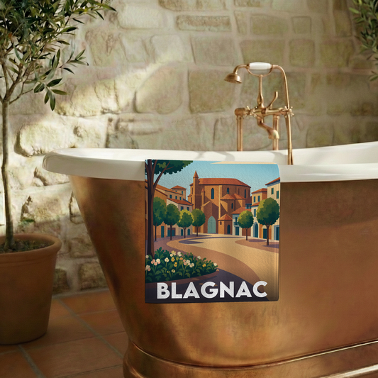 Serviette de bain souvenir de la ville de Blagnac avec une illustration stylisée.