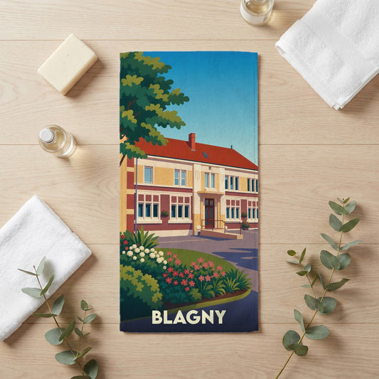 Serviette de bain souvenir de la ville de Blagny avec une illustration stylisée d'un bâtiment remarquable.