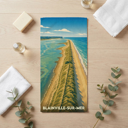 Serviette de bain souvenir de Blainville-sur-Mer avec une illustration stylisée d'un littoral sablonneux.