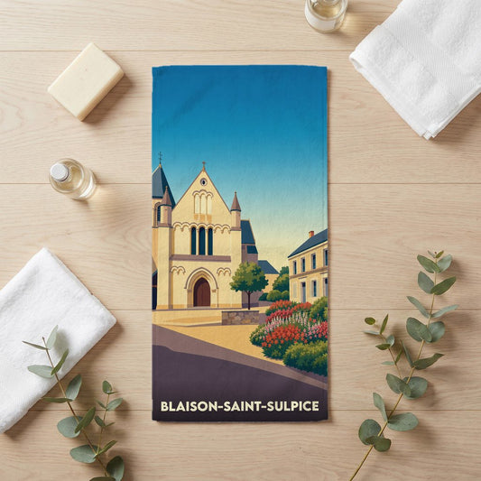 Serviette de bain souvenir de Blaison-Saint-Sulpice illustrée d'un dessin stylisé de son église historique.