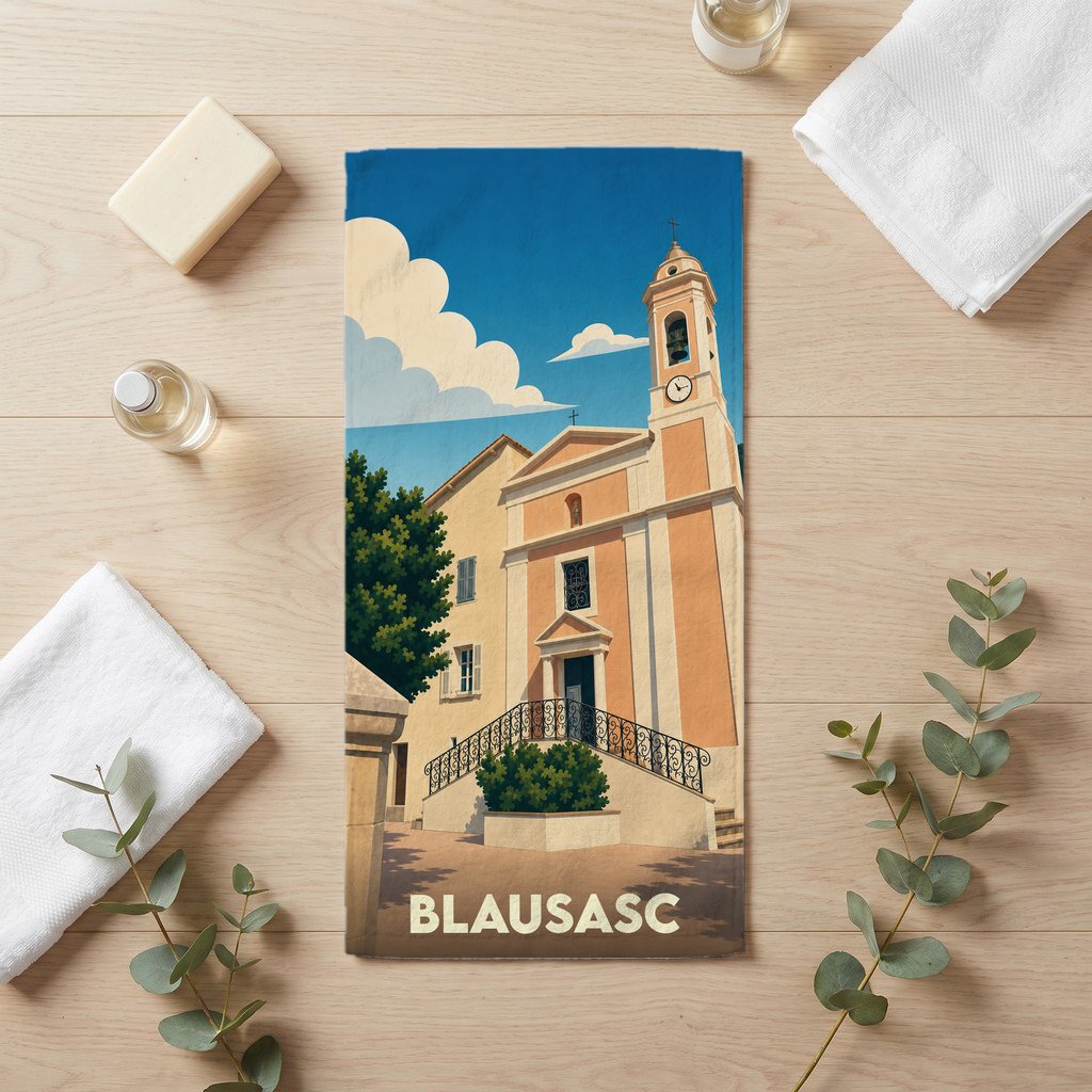 Serviette de bain souvenir de la ville de Blausasc avec une illustration stylisée de son église.