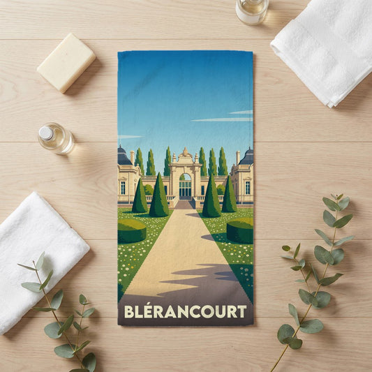 Serviette de bain souvenir de la ville de Blérancourt avec une illustration stylisée d'un château et de ses jardins.