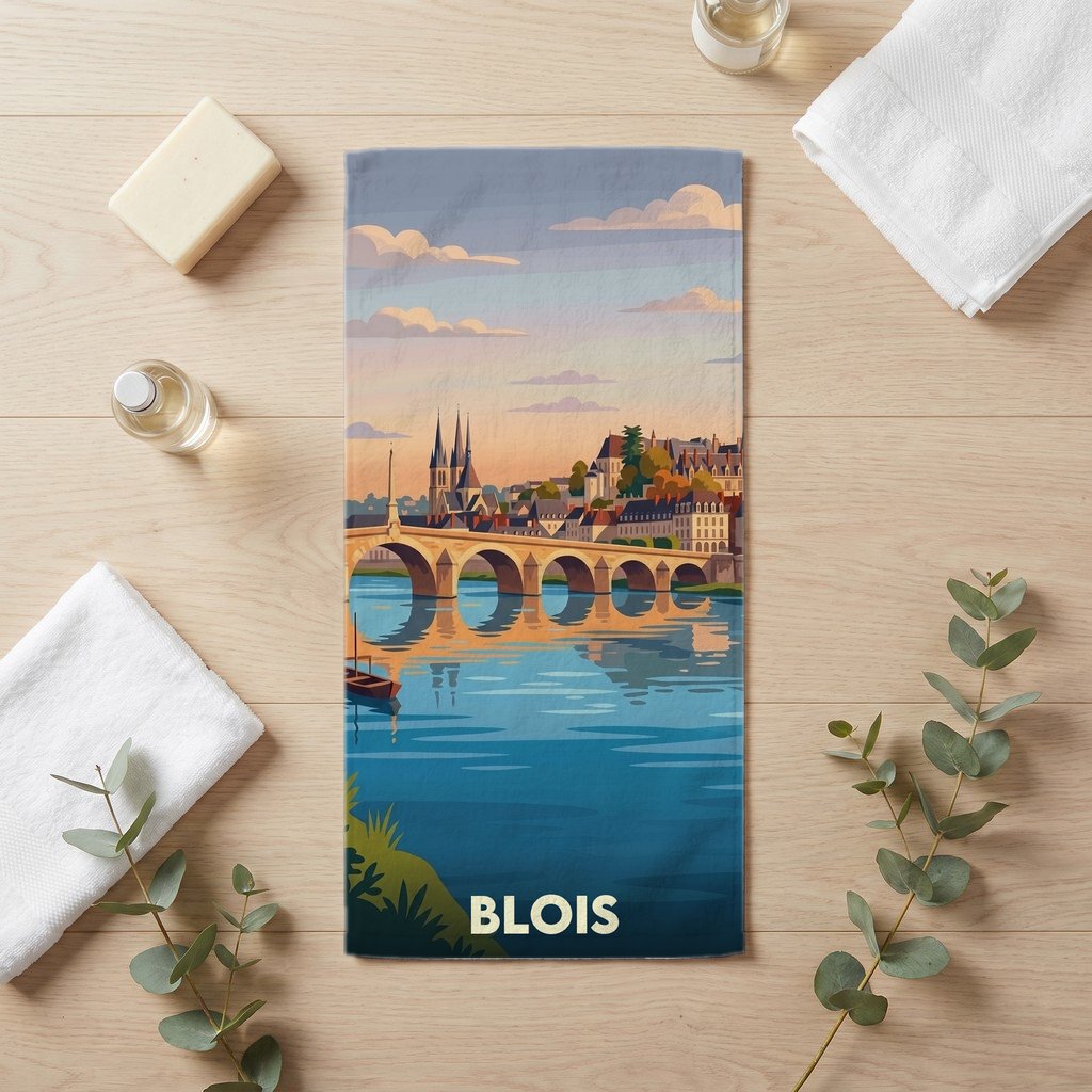 Serviette de bain souvenir de la ville de Blois avec une illustration stylisée de son pont et de son centre historique.