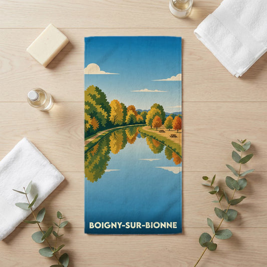 Serviette de bain souvenir de Boigny-sur-Bionne illustrée d'un paysage automnal au bord de l'eau.