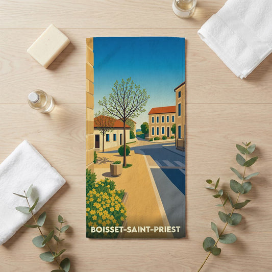 Serviette de bain souvenir de la ville de Boisset-Saint-Priest avec une illustration stylisée d'une rue ensoleillée.