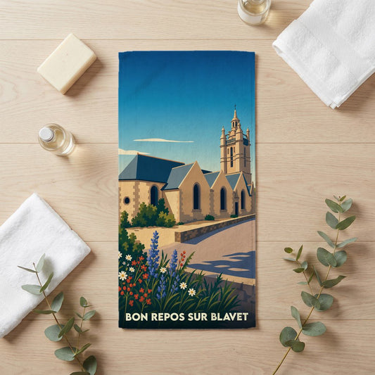 Serviette de bain souvenir de Bon Repos sur Blavet avec une illustration stylisée de son église et son abbaye.
