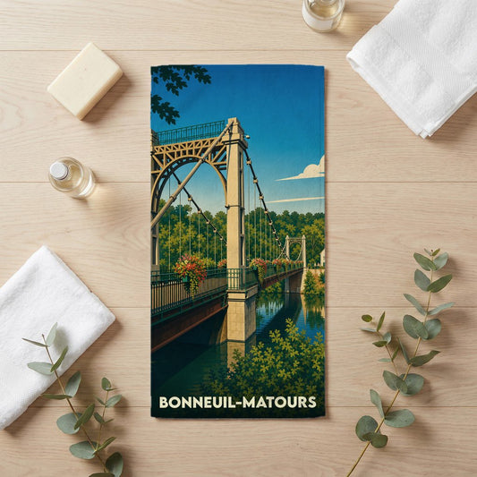 Serviette de bain souvenir de la ville de Bonneuil-Matours avec une illustration stylisée de son pont suspendu.