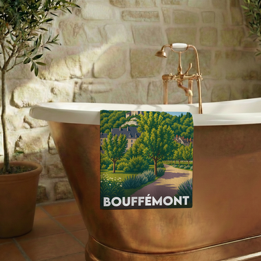 Serviette de bain souvenir de la ville de Bouffémont avec une illustration stylisée de son paysage verdoyant.