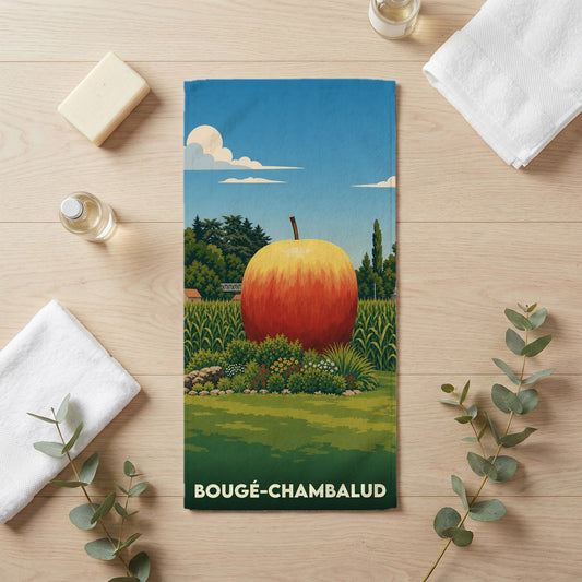 Serviette de bain souvenir de la ville de Bougé-Chambalud avec une illustration stylisée d'une pomme géante.