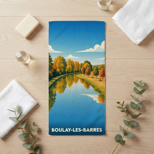 Serviette de bain souvenir de la ville de Boulay-les-Barres avec une illustration stylisée d'un canal en automne.