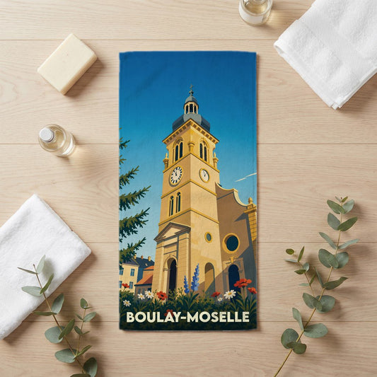 Serviette de bain souvenir de la ville de Boulay-Moselle avec une illustration stylisée de son église.
