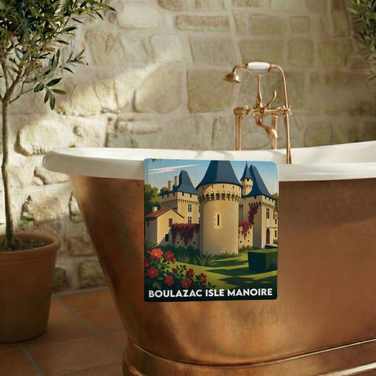 Serviette de bain souvenir de la ville de Boulazac Isle Manoire illustrée d'un château stylisé.