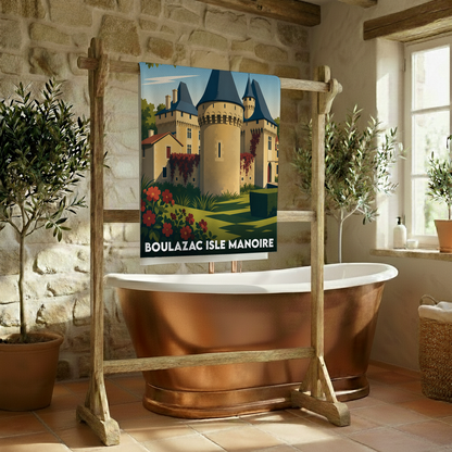 Serviette de bain souvenir de la ville de Boulazac Isle Manoire avec une illustration stylisée de son château.