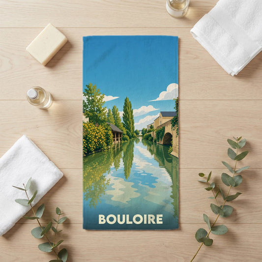 Serviette de bain souvenir de la ville de Bouloire illustrée par un paysage de canal stylisé.