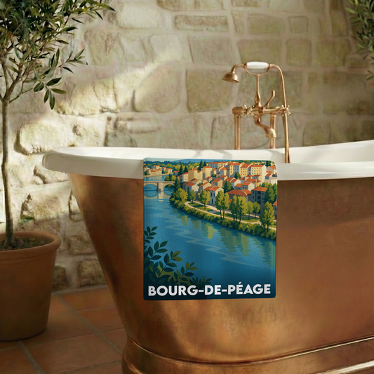 Serviette de bain souvenir de la ville de Bourg-de-Péage avec une illustration stylisée d'un paysage fluvial.