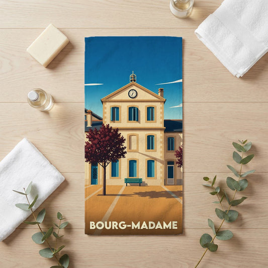 Serviette de bain souvenir de la ville de Bourg-Madame avec une illustration stylisée de son architecture.