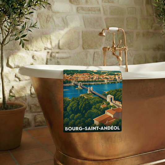 Serviette de bain souvenir de la ville de Bourg-Saint-Andéol avec une illustration stylisée.