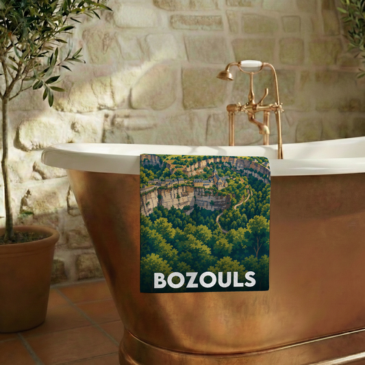 Serviette de bain souvenir de la ville de Bozouls avec une illustration stylisée du village.