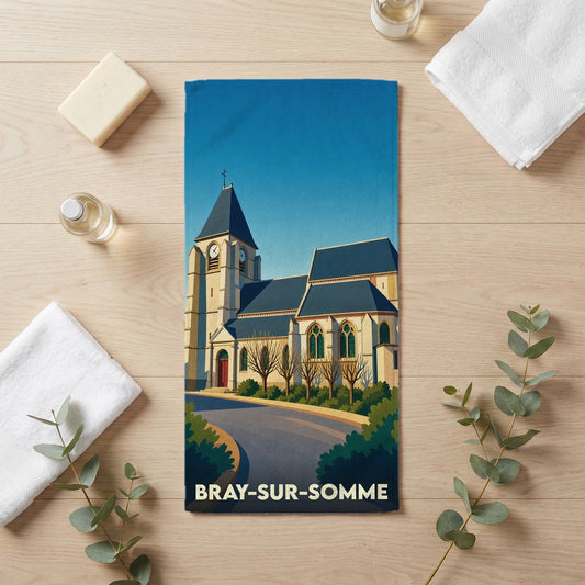 Serviette de bain souvenir de la ville de Bray-sur-Somme avec une illustration stylisée de son église.