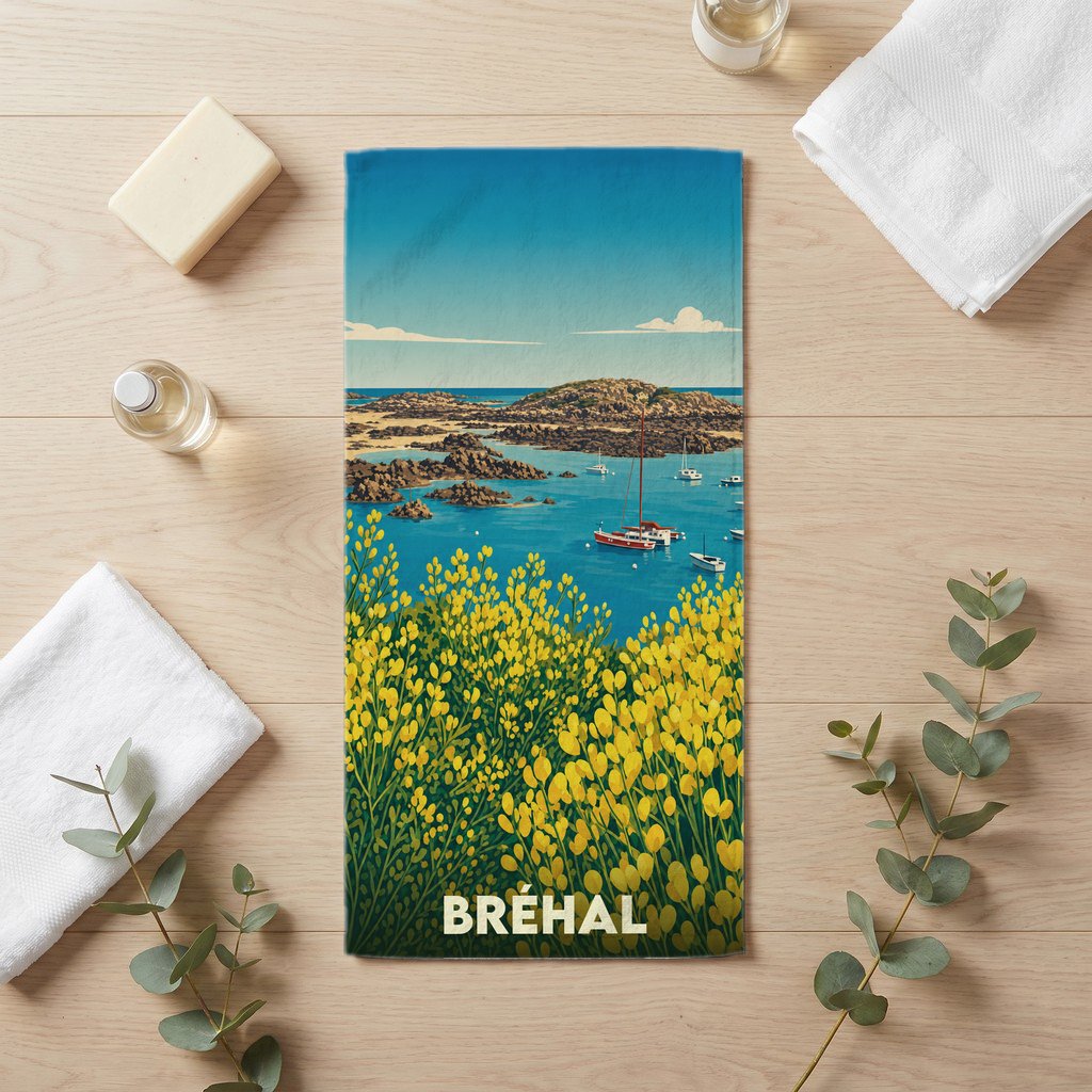 Serviette de bain souvenir de la ville de Bréhal avec une illustration stylisée de son littoral.