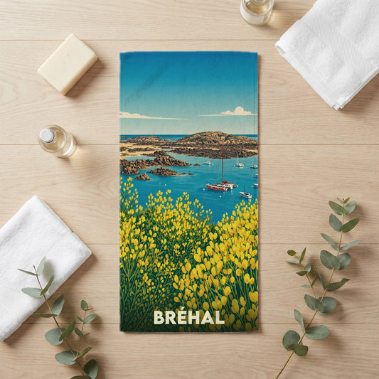 Serviette de bain souvenir de la ville de Bréhal avec une illustration stylisée de son littoral.