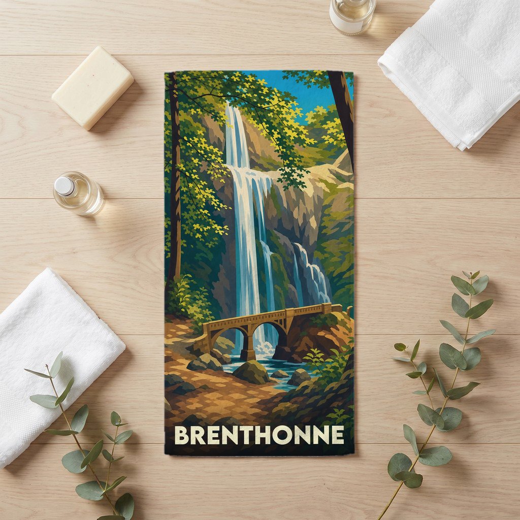 Serviette de bain souvenir de la ville de Brenthonne illustrée par une cascade et un pont de pierre.