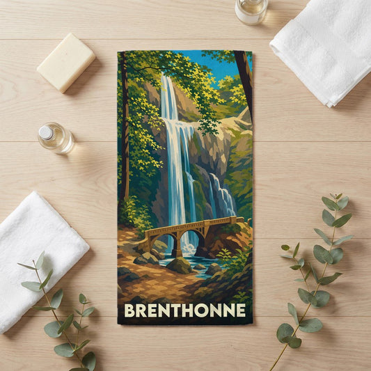 Serviette de bain souvenir de la ville de Brenthonne illustrée par une cascade et un pont de pierre.