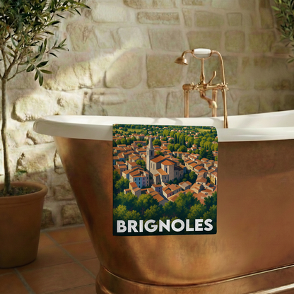 Serviette de bain souvenir de la ville de Brignoles avec une illustration stylisée du village.